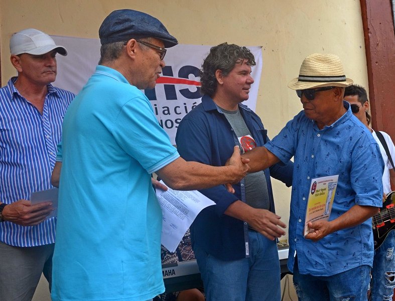 Julio Sánchez Guerra (D), premio Waldo Medina de la UNEAC en la edición XIX del Premio de la Ciudad 2019.