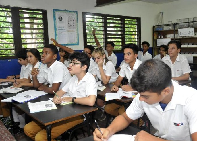Disciplina y atención a las clases era el ambiente de las aulas en la Camilo Cienfuegos.