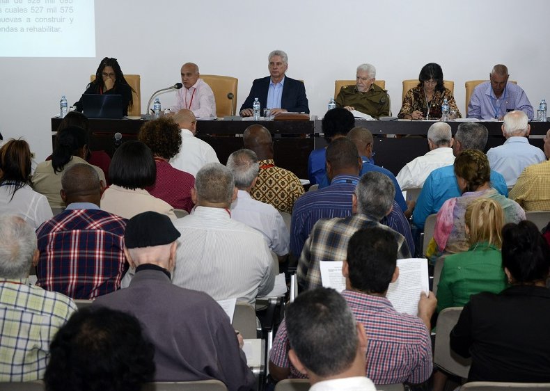 El presidente de la República de Cuba, Miguel Díaz-Canel Bermúdez, participa en la comisión de Industria, Construcciones y Energía