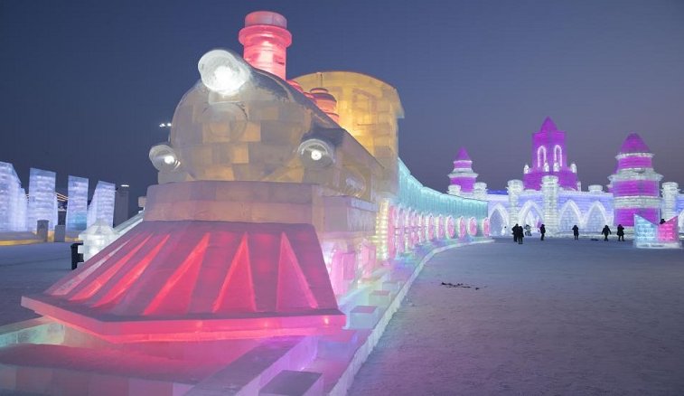 Un tren de nieve y hielo iluminados en el Festival de China