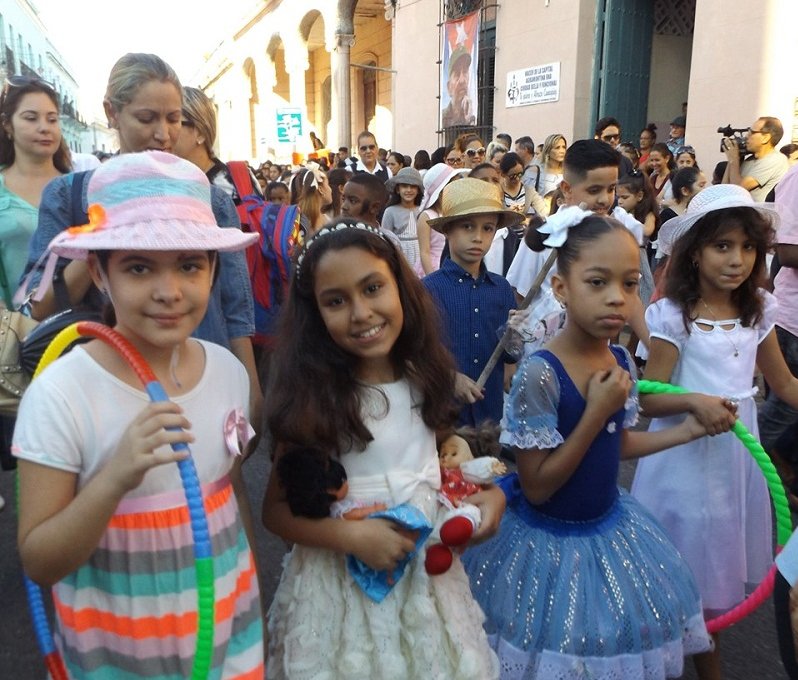 El desfile pioneril en Camagüey recordó al Hombre de La Edad de Oro, a sus personajes y enseñanzas