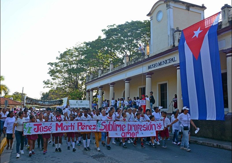 Desfile pioneril martiano en Isla de la Juventud