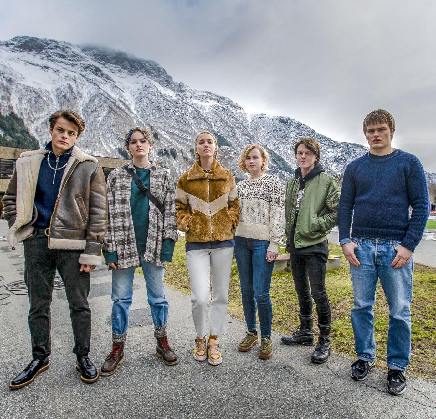 El elenco más joven de la serie Ragnarok lo conforman (de izquierda a derecha) Herman Tømmeraas, Ylva Bjørkaas Thedin, Theresa Frostad Eggesbø, Emma Bones, Jonas Strand Gravli y David Stakston.