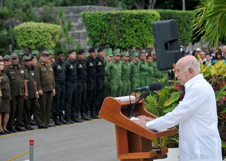 Machado Ventura destacó la trayectoria revolucionaria de Asela de los Santos.