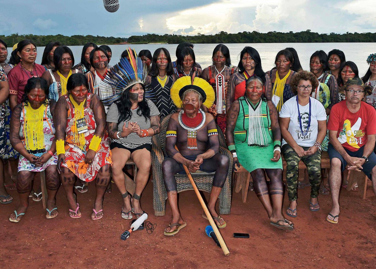 Comunidades indígenas de la Amazonia, encabezadas por el cacique Raoni Metuktire