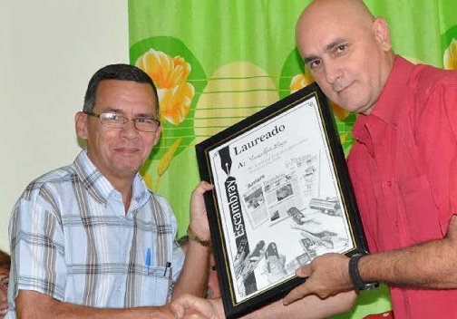 Enrique Ojito recibe el premio José Martí