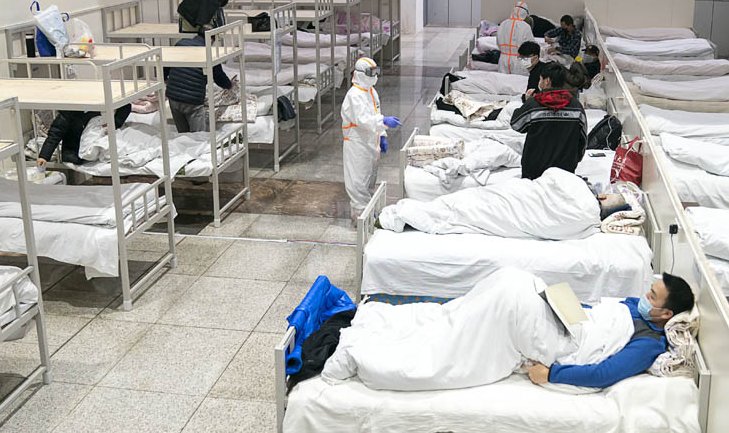 Pacientes infectados con el nuevo coronavirus descansando en un hospital improvisado convertido de un centro de exposiciones en Wuhan.