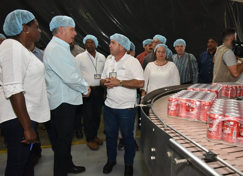El presidente cubano visitó la Empresa Mixta Las Lomas, perteneciente a Cuba Ron y dedicada a la producción de refrescos.