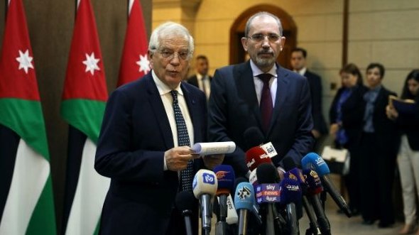 El jefe de la diplomacia de la UE (izq.) y el canciller de Jordania en rueda de prensa  en Amán.