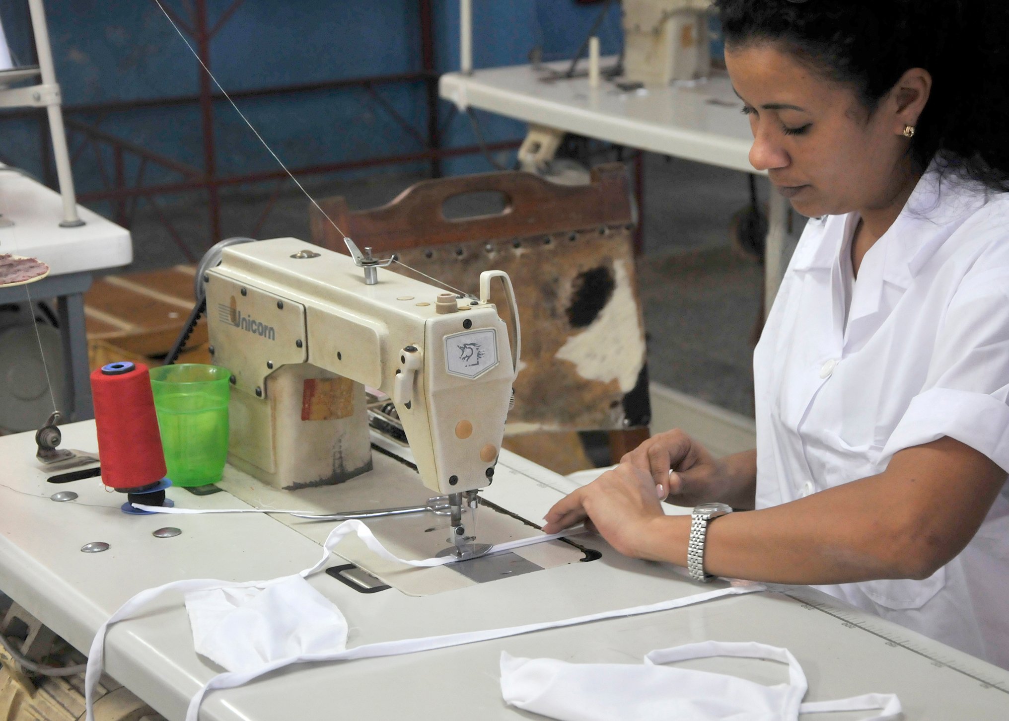 Talleres de la Empresa de aseguramiento al turismo, Servisa, garantizan la confección de nasobucos para ese sector.