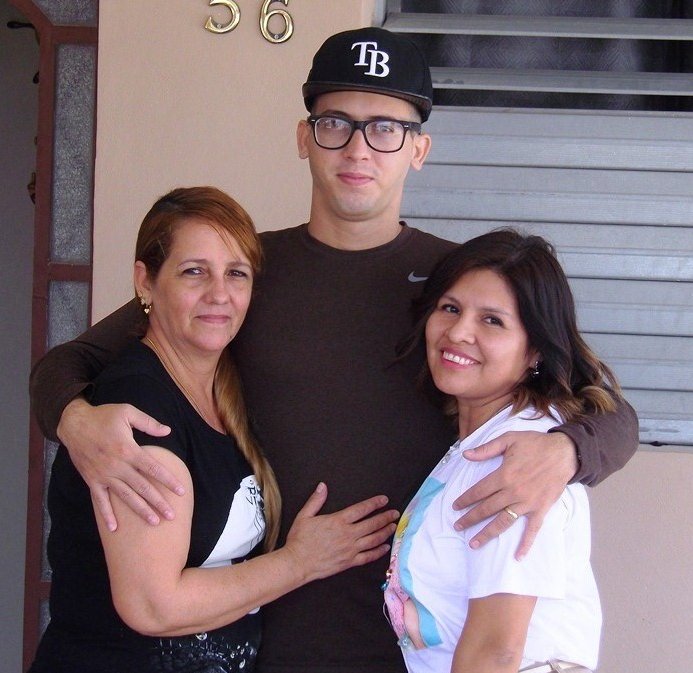 El joven Jesús Álvarez con su familia