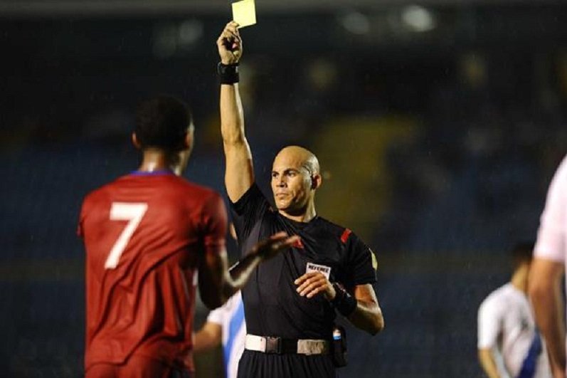 En 2016, Yadel se convirtió en el primer árbitro cubano