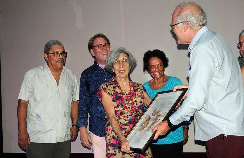 Fernando Rojas, viceministro de Cultura entregó el Premio a Basilia.