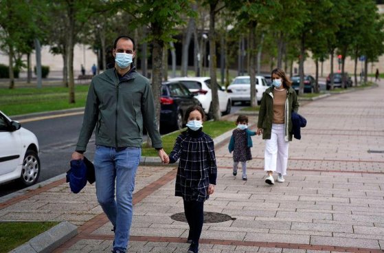 Niños españoles son autorizados a salir del confinamiento