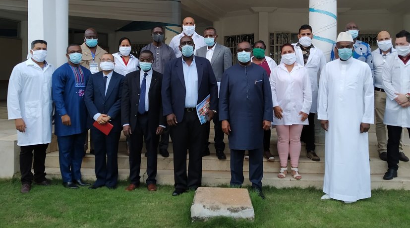 Primer Ministro de Togo, Komi Sélom Klassou, junto a la brigada médica cubana