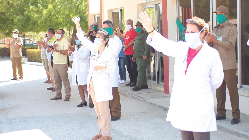 El alta clínica que trajo a todos a despedirse en la puerta del hospital