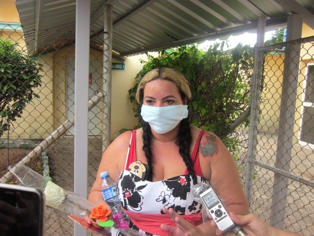 Anetsy Gómez Oduardo, primera paciente de alta en centro de aislamiento del hospital Mario Muñoz
