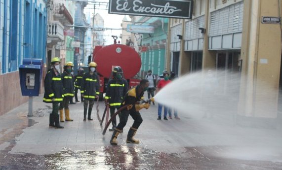 Los bomberos unen su esfuerzo a la empresa Aguas Santiago y la Dirección de Salud para higienizar áreas muy visitadas en la ciudad.