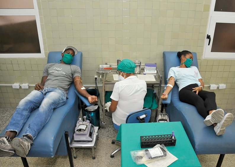Jóvenes de varias provincias del país donan sangre voluntariamente.