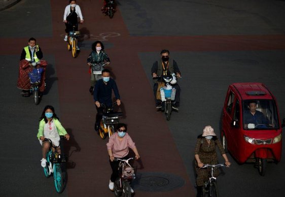 Una serie de personas durante la hora punta de la tarde en Pekín, China