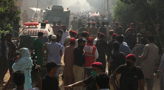 El avión se estrelló en una zona residencial de la ciudad de Karachi