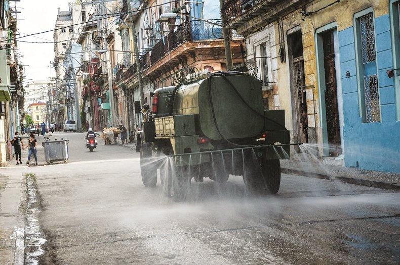 Calles desinfectadas con agua clorada.