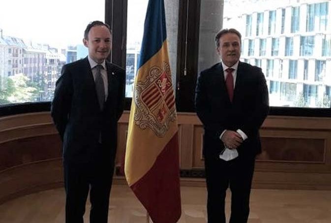 El jefe de Gobierno de Andorra, Xavier Espot (i) junto al embajador de Cuba en España, Gustavo Machín