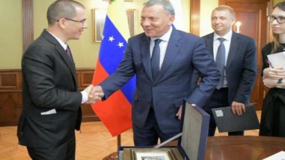 El ministro de Relaciones Exteriores de Venezuela, Jorge Arreaza, y el vice primer ministro de Rusia, Yuri Borísov