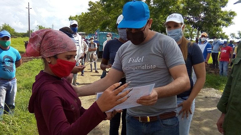 Jóvenes a pie de surco