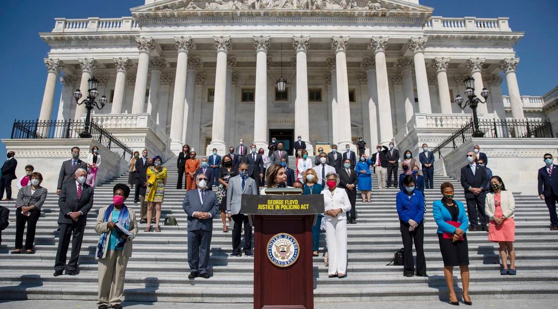 La presidenta de la Cámara de Representantes Nancy Pelosi, al centro, acompañada por demócratas de ese recinto legislativo.