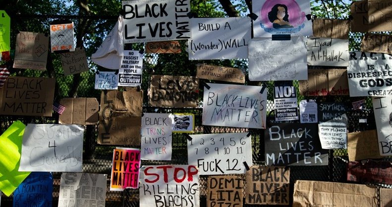 Estadounidenses indignados en marcha, exigiendo justicia para George Floyd y en protesta activa contra la brutalidad policiaca, sistémica, institucional y estructural en Estados Unidos