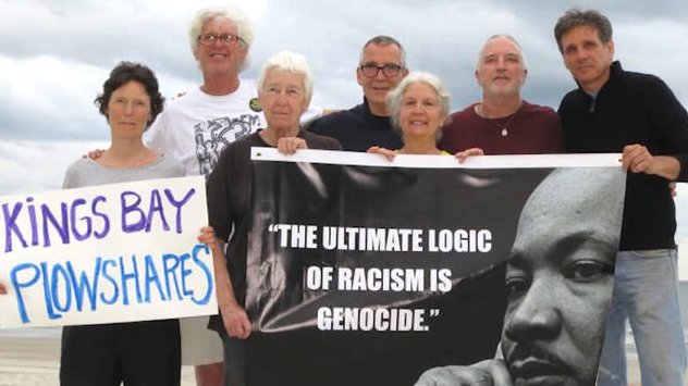 Los siete, de izquierda a derecha: Elizabeth McAlister, Stephen Kelly, Carmen Trotta, Mark Colville, Martha Hennessy, Clare Grady and Patrick O’Neill