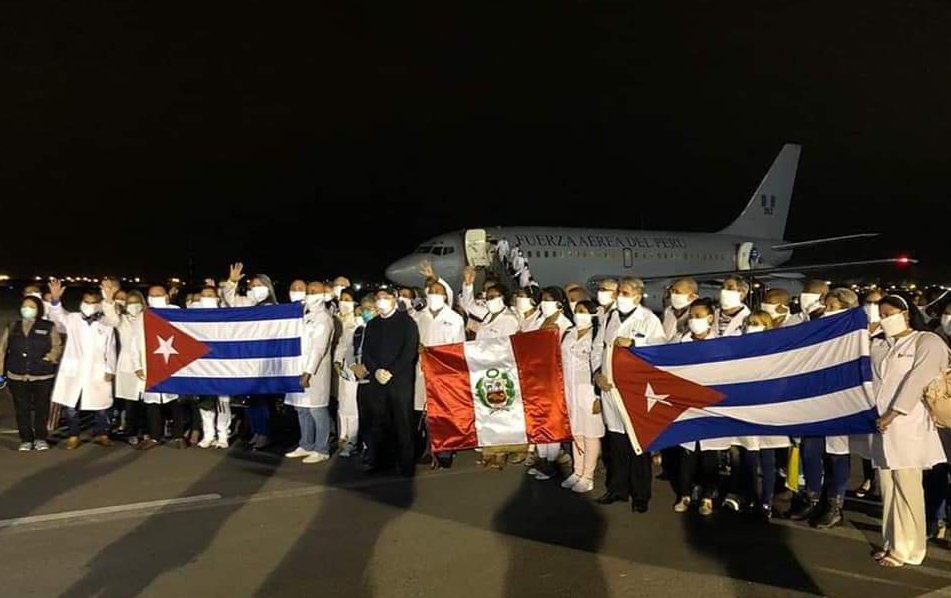 Recibimiento de la brigada médica cubana a su llegada a Perú