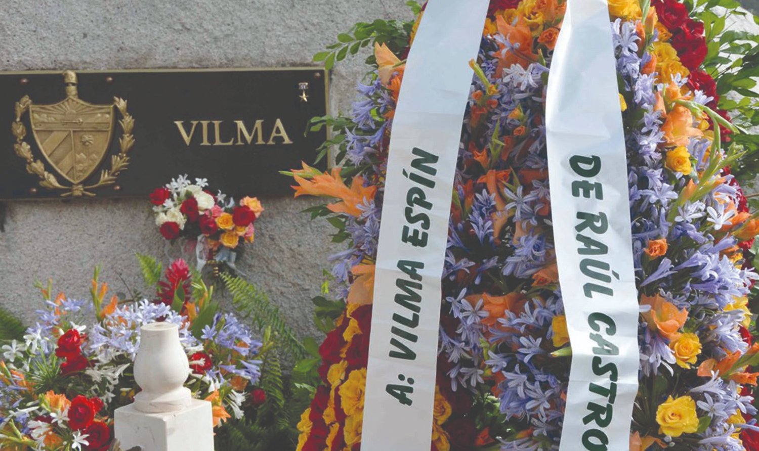 En el homenaje, las flores de Raúl