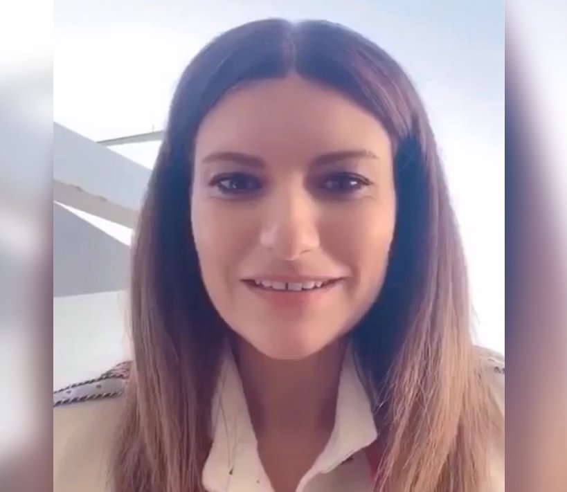 Laura Pausini en videollamada a un fan cubano