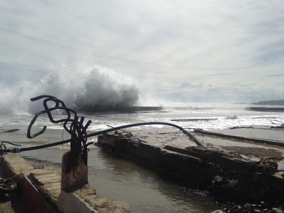 Malecón de la ciudad de Baracoa  bajo los efectos del huracán Isaías.