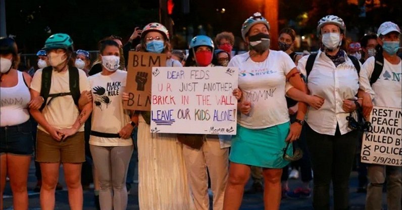 Un escudo humano tomó la calle en Oregón