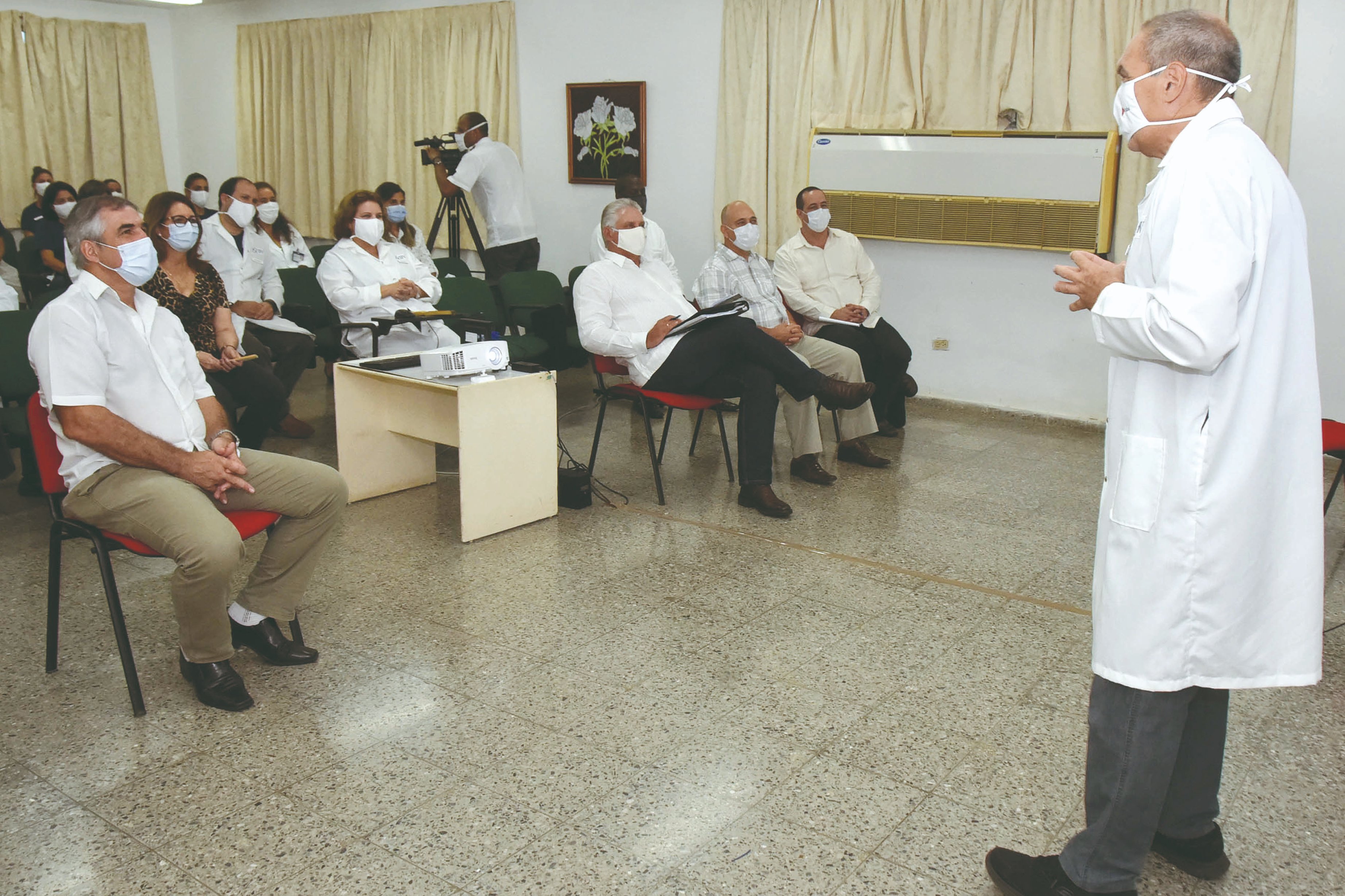 El Presidente de la República, Miguel Díaz-Canel Bermúdez, intercambió en la mañana de este lunes con un grupo de científicos que trabajan incansablemente en la vacuna cubana contra la COVID-19