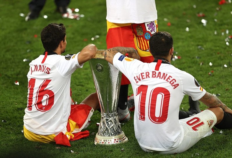 Jesús Navas y Éver Banega