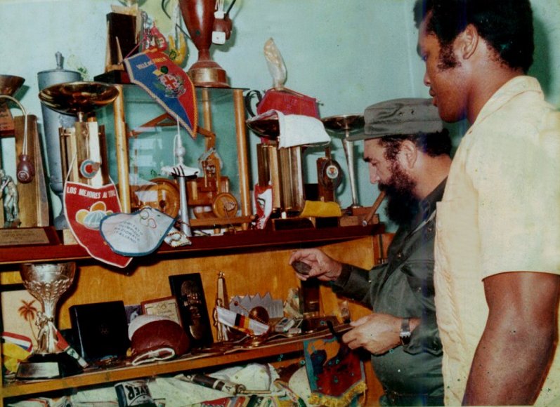 Durante su breve visita a la casa natal del campeón, Fidel dedicó tiempo a admirar sus trofeos