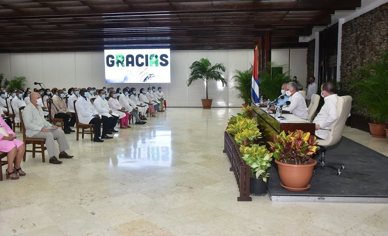 Encuentro con los colaboradores de la salud de la Brigada Henry Reeve que regresaron de Togo y Kuwait