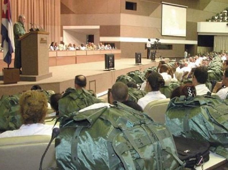 Fidel habla el 19 de septiembre del 2005 a los 1 586 médicos