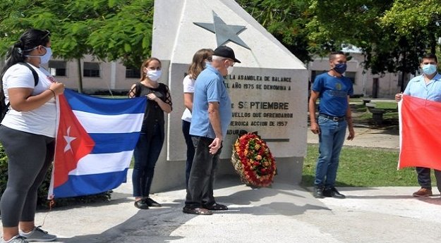 Tributo de los jóvenes a los mártires del levantamiento popular armado en Cienfuegos