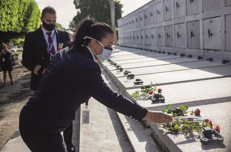 Familiares de las víctimas del crimen de Barbados rindieron su tributo en la necrópolis de Colón.