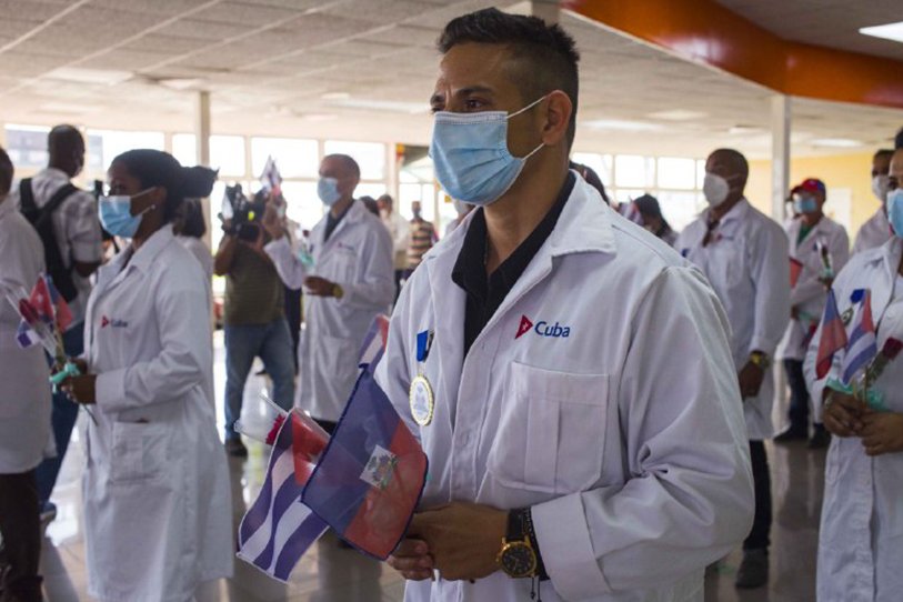 El Presidente cubano elogió a la Brigada por el trabajo intenso que realizó en Haití.