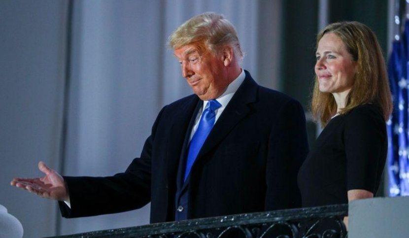 El presidente de EEUU, Donald Trump, saluda junto a la juez Amy Coney Barrett en un balcón de la Casa Blanca tras jurar como nueva integrante de la Corte Suprema