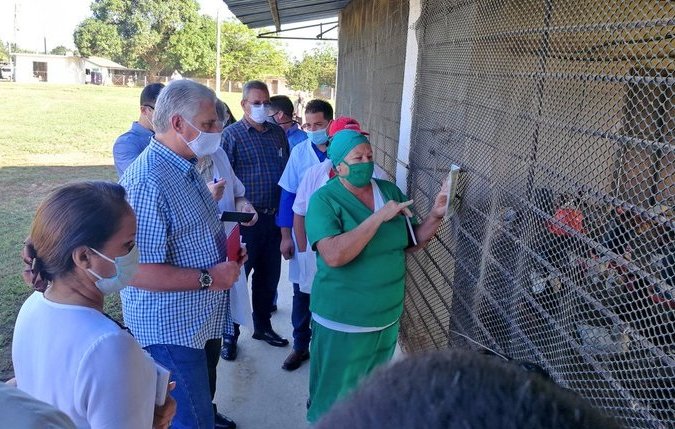 El mandatario cubano visitó la granja de ceba de pavos y pollos perteneciente a la UEB ganadera