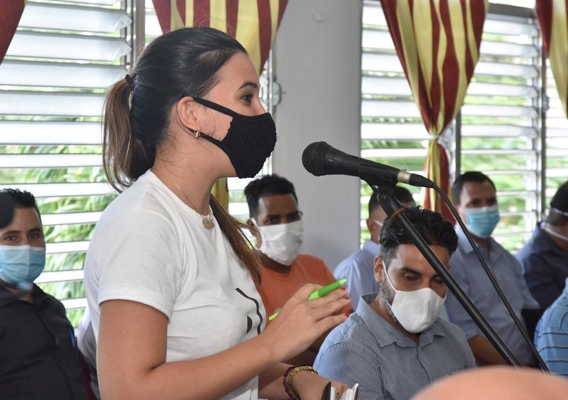 En cada Universidad del país, el presidente Díaz-Canel hace un aparte para establecer un enrriquecedor intercambio con el claustro de profesores y estudiantes que han participado en el enfrentamiento a la pandemia.