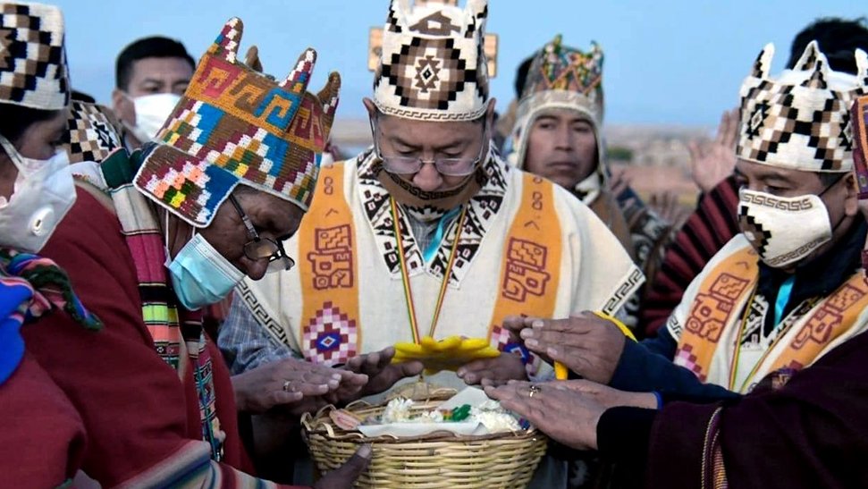 Antes de juramentar hoy, Arce y Choquehuanca pidieron la luz de la Pachamama, en la tradicional ceremonia indígena de Tiwanacu donde Evo recibió tres veces el bastón de mando.