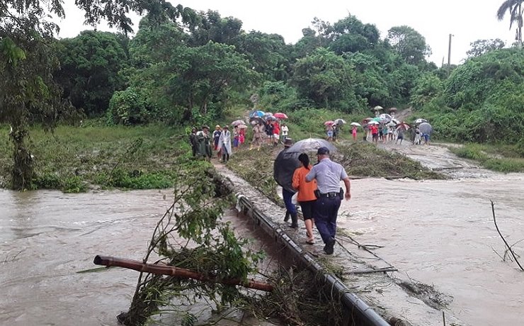 Paso afectado por río crecido